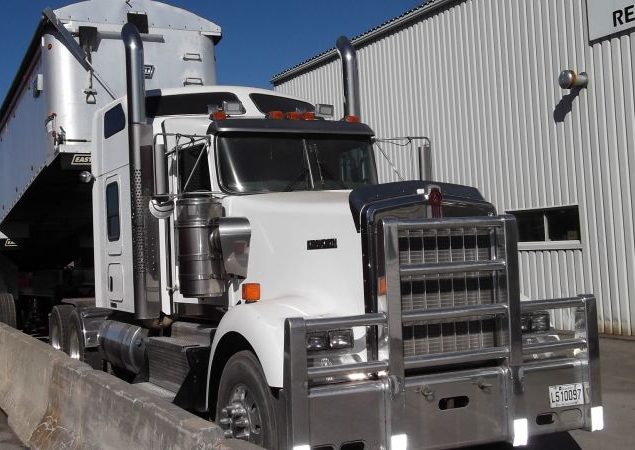 Camion Kenworth blanc avec remorque attachée